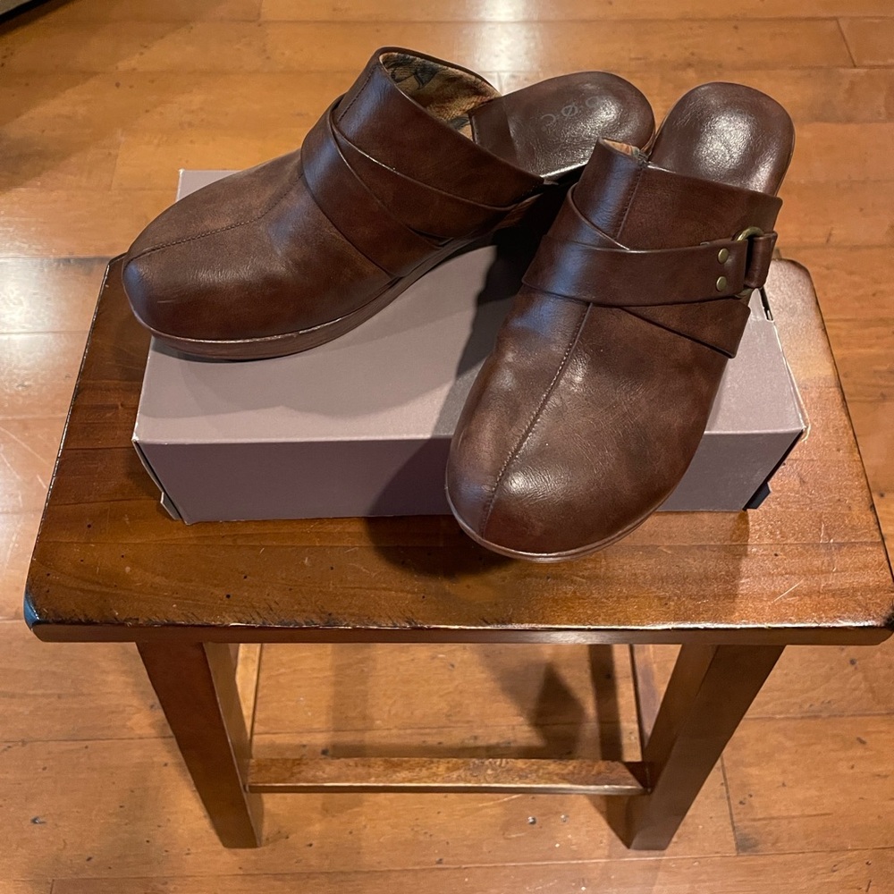 Brown BØC clogs by BØRN